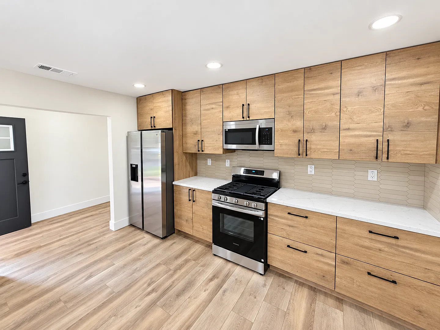 Minutes from Campus with Scenic Overlook Views! 6 Bed! — Photo 4