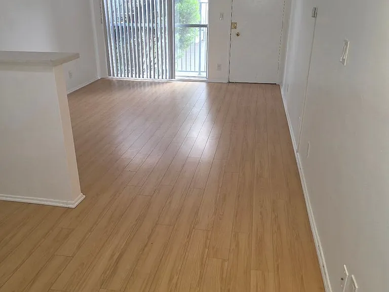 230 Bay St — Photo 2