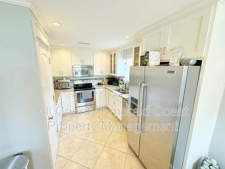 915 Emily Cir — Photo 17