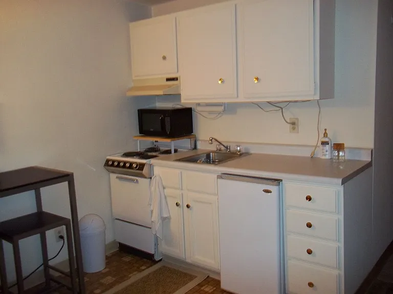 MAY RENT FREE - Sign on this Studio today! — Photo 11