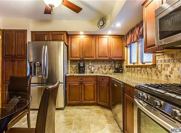 3rd image of 14 Hewlett Ln