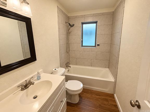 4th image of 28 Meadowbrook Dr