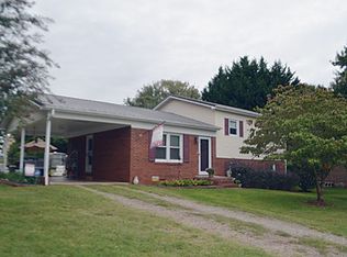 1250 Fieldcrest Dr, Hickory, NC 28602