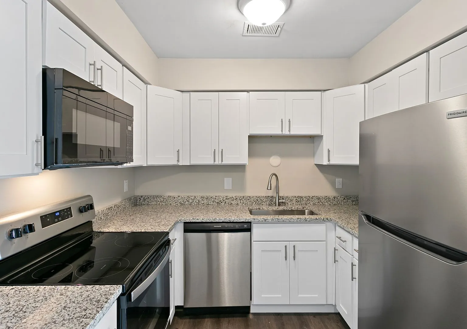 2 bed, 955 sqft, $1,375 — Photo 2