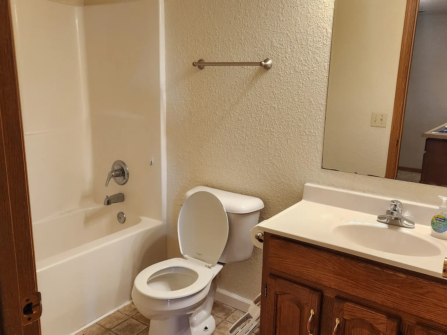 2 bed, 875 sqft, $700 — Photo 2
