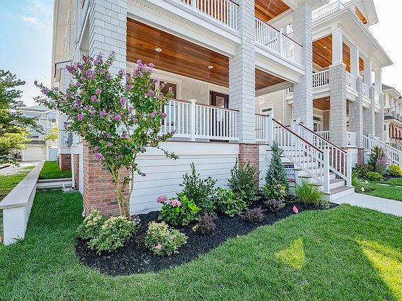 4th image of 827 Saint Charles Pl