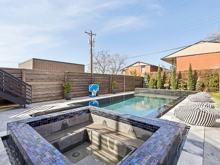 915 NW 8th St — Photo 25