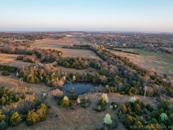 2000 Tom Maloney Dr, Cushing, OK 74023