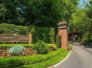 124 The Cres, Roslyn Heights, NY