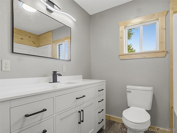 5th image of 271 E 2nd St
