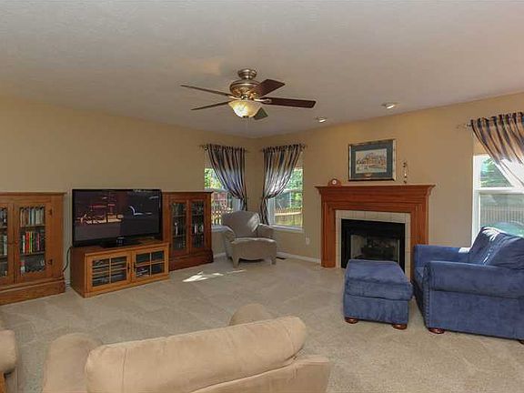 4th image of 827 Country Walk Dr