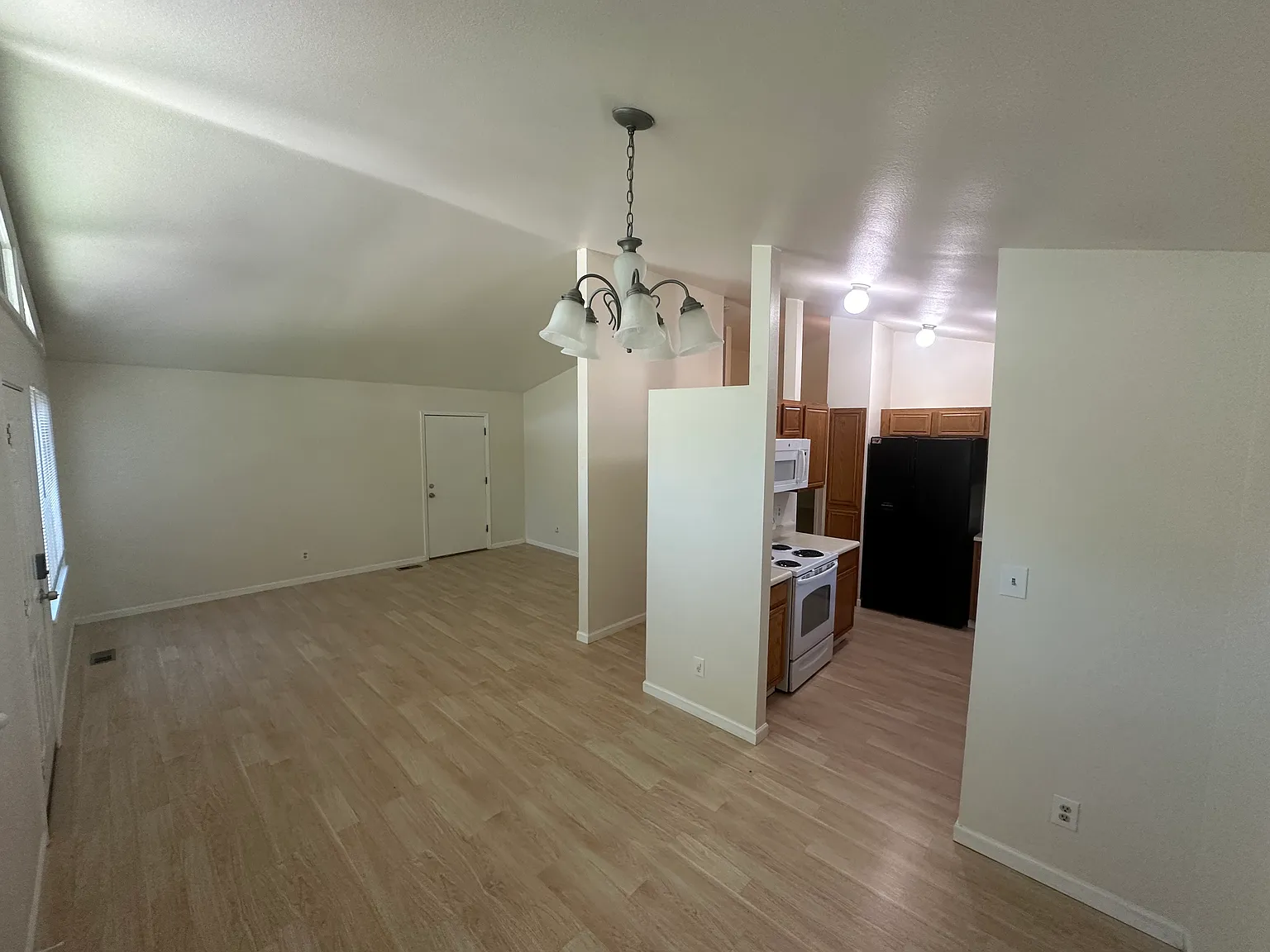 2 bed, 1025 sqft, $3,000 — Photo 3