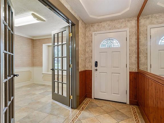 An entry hall that greets family & guests with warmth.