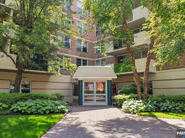 200 Grand Cove Way APT 2M, Edgewater, NJ 07020