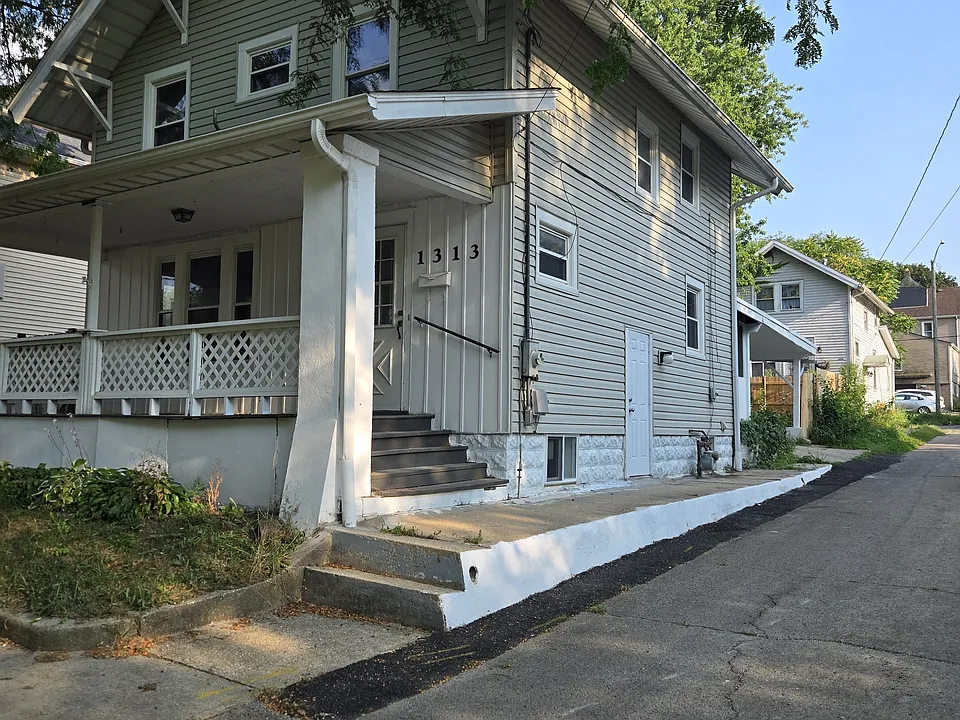1313 Benton St