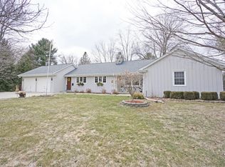 211 Carlin Ct, Hartland, WI 53029