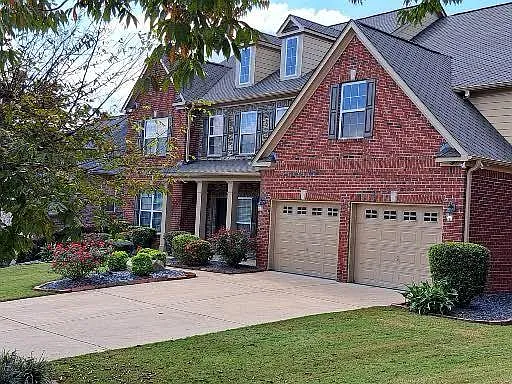 5 bed, 3.5 bath, 4981 sqft, $3,500 — Photo 2