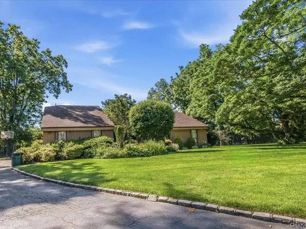 17 Campo Circle, Old Westbury, NY 11568