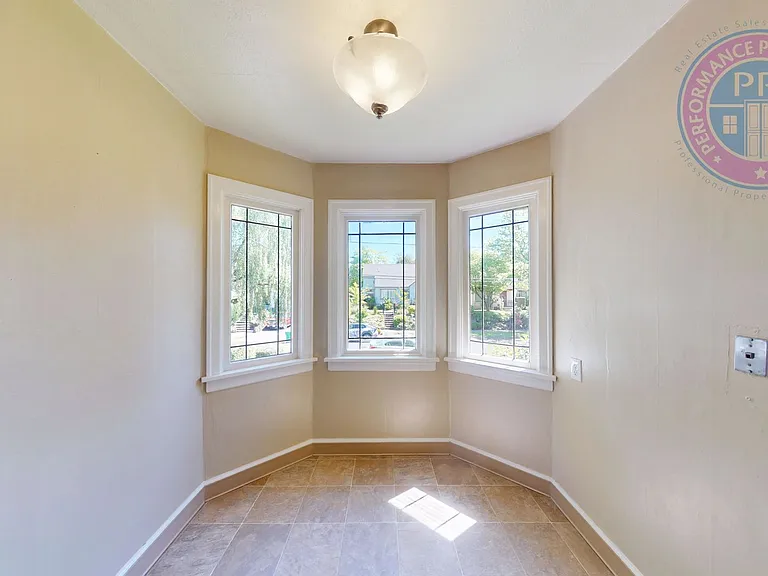 2605 NE 9th Ave — Photo 12