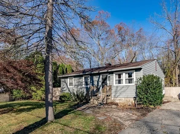 68 Cornflower St, Springfield, MA 01118