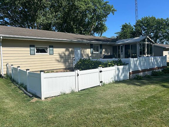 3rd image of 408 Lawndale St