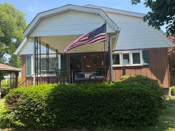 900 N Park St, Sesser, IL 62884