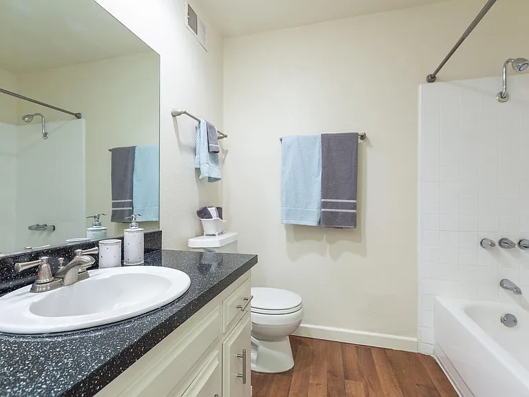 Elan Pacific Lofts — Photo 10