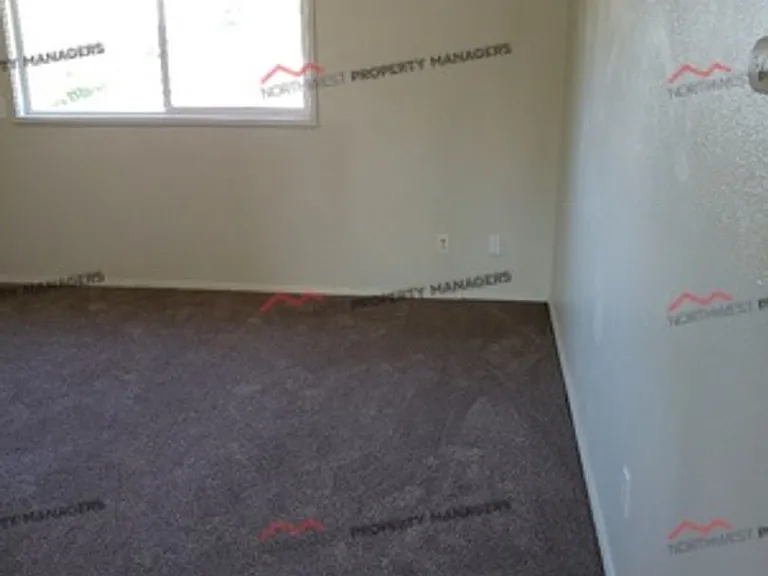 109 S 5th St — Photo 14