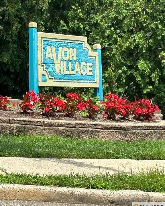8 Avon Dr #Z
