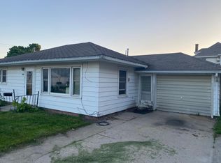 211 Elm Dr, Sumner, IA 50674