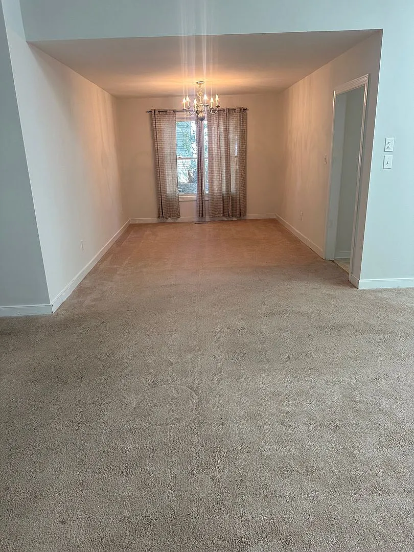 Great 3 bedroom two bath ranch home — Photo 3
