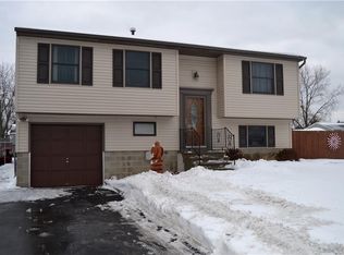 6582 Royal Pkwy N, Lockport, NY 14094