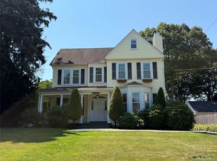 13 Walnut St, Glen Head, NY 11545