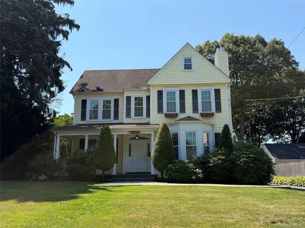 13 Walnut St, Glen Head, NY 11545