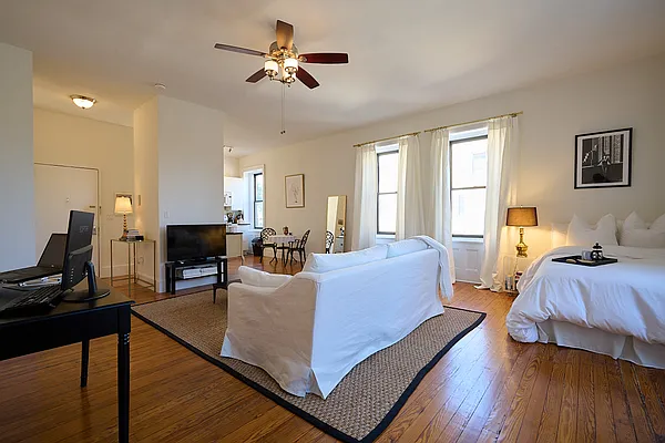 Rented by Perry Associates NYC Inc | media 4