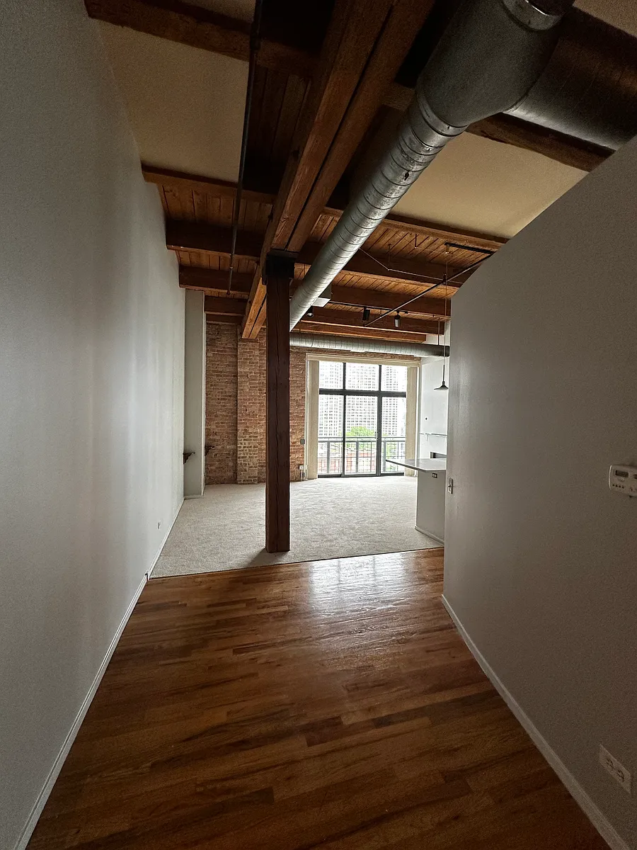 Building Photo - 728 W Jackson Blvd #824