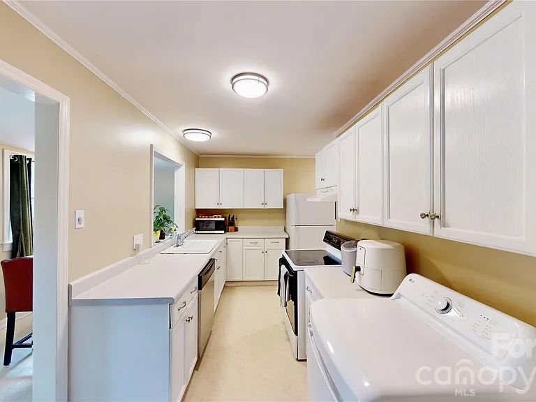 1136 E Woodlawn Rd — Photo 14