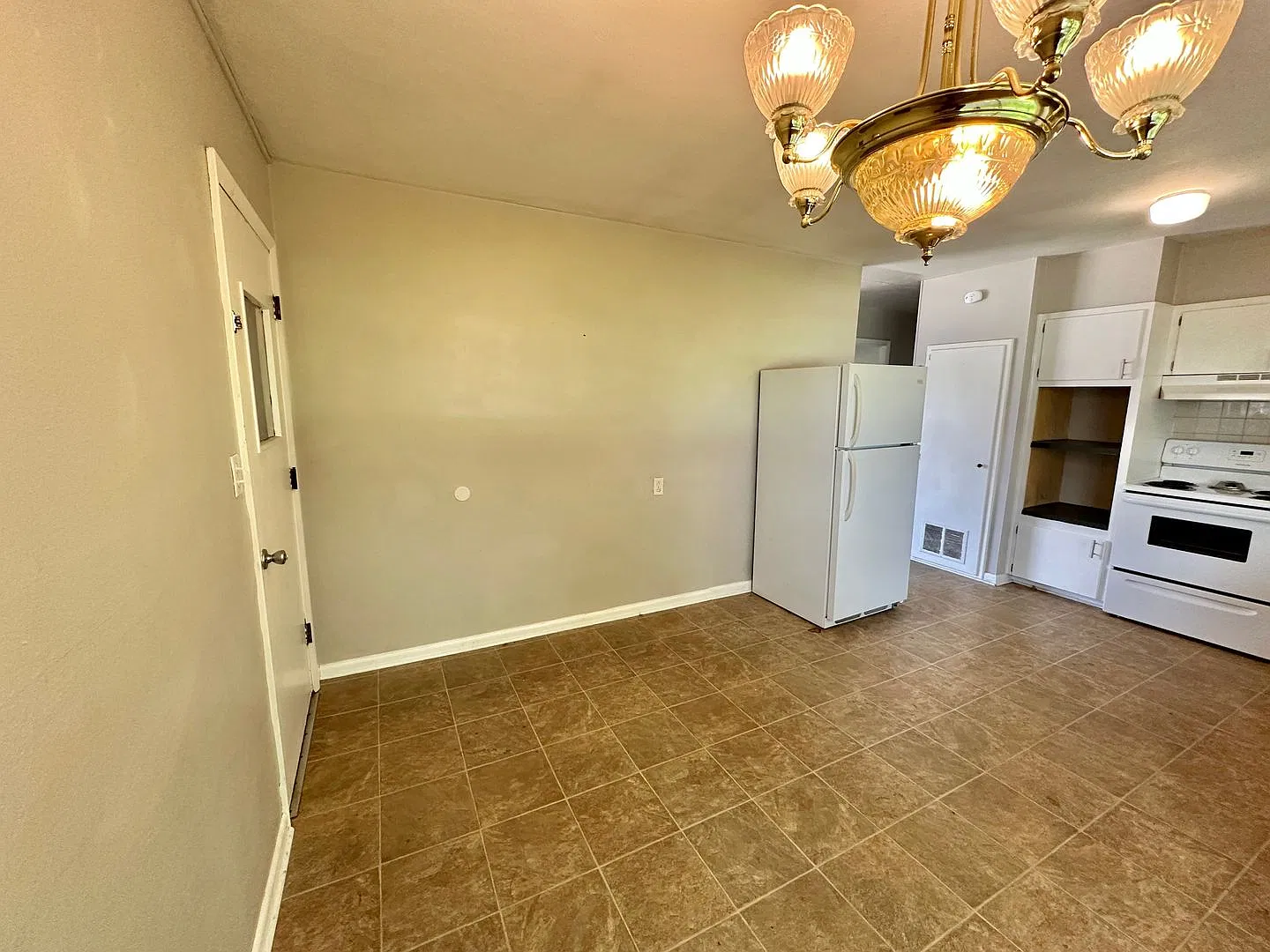 Great Location! 3 Bedroom 1 Bath In S Joplin-$1150 Rent-$1150 Deposit — Photo 4