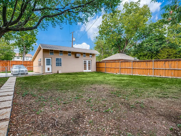 Backyard has a fence that splits the yard so each unit gets their own yard space