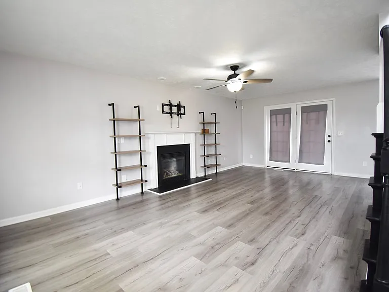 135 Lenoir Dr — Photo 4