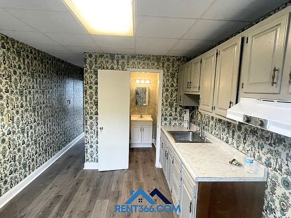 2nd image of 929 Center St #3