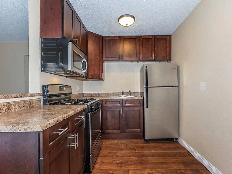 Dorado Plaza Apartments — Photo 33