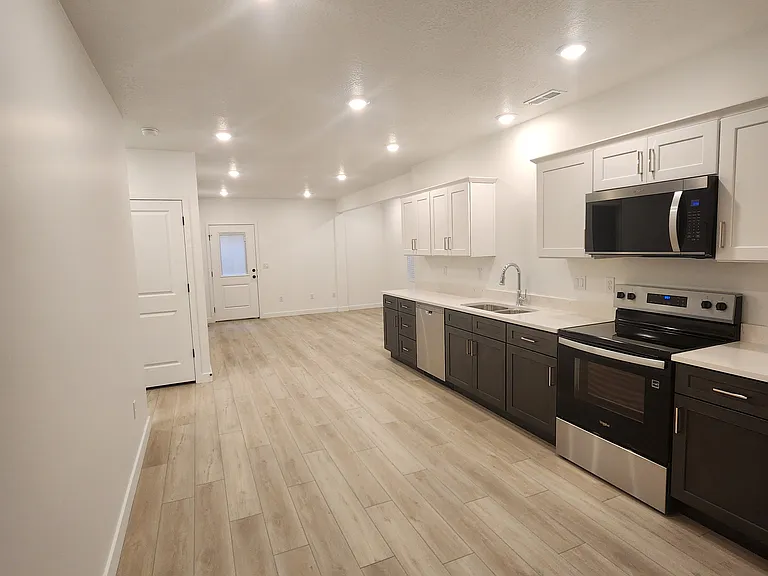 608 W Domanick Way #B — Photo 1