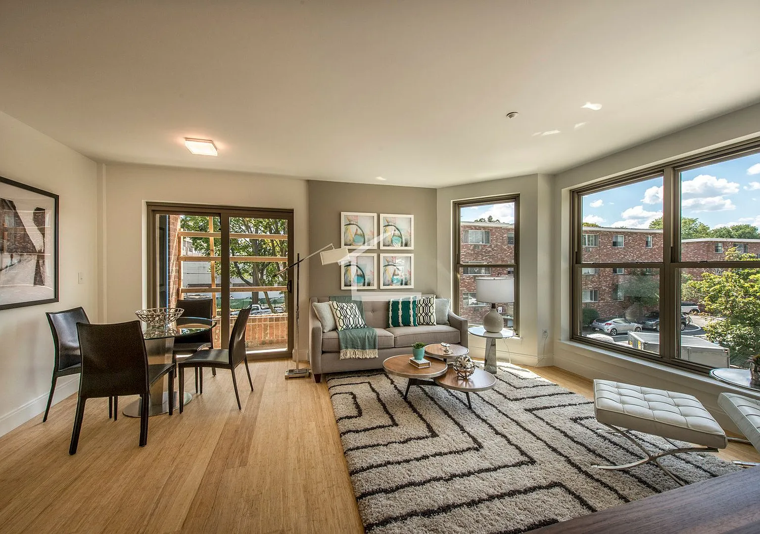 Awesome 2 bed 2 bath Listing in Allston — Photo 2