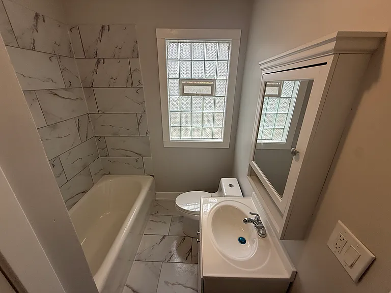 4956 W Drummond Pl #2E — Photo 9