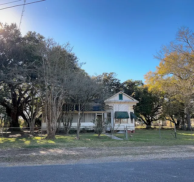 4 bed, 1960 sqft, $1,200 — Photo 1