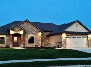 1004 Hampton Dr, Centralia, MO 65240