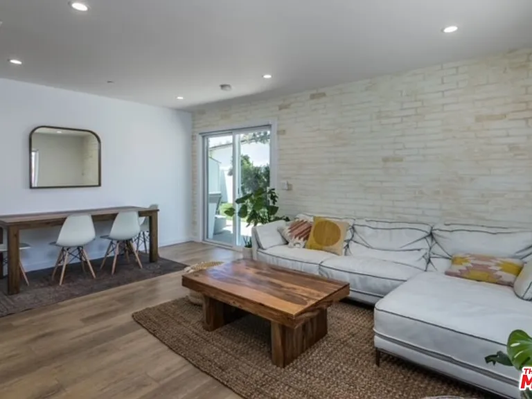 23028 Burbank Blvd — Photo 10