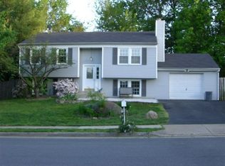 525 Merlins Ln, Herndon, VA 20170