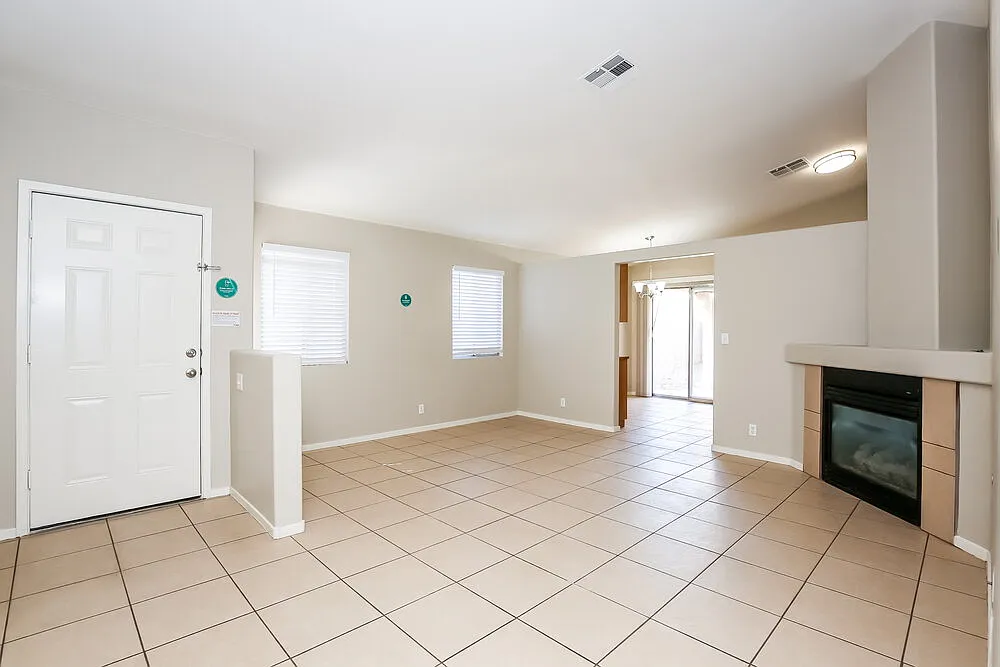 3 bed, 2.0 bath, 1306 sqft, $2,045 — Photo 3